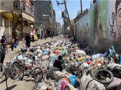 «الأمراض المُميتة» تطارد سكان غزة بسبب جبال القمامة المتراكمة