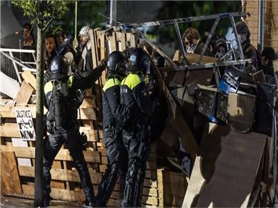 فيديو| الشرطة الهولندية تفض مظاهرة مؤيدة لفلسطين في جامعة أمستردام