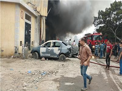 حريق يدمر ورشة دوكو وسيارة في الإسكندرية.. صور