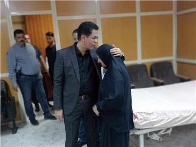 رئيس جامعة بنها يقبل رأس مريضة في المستشفى الجامعي