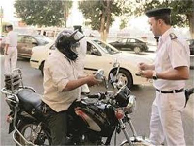 خلال 24 ساعة.. تحرير 544 مخالفة لقائدي الدراجات النارية لعدم ارتداء «الخوذة»