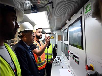 رئيس الوزراء يستقل مترو الانفاق من محطة جامعة القاهرة