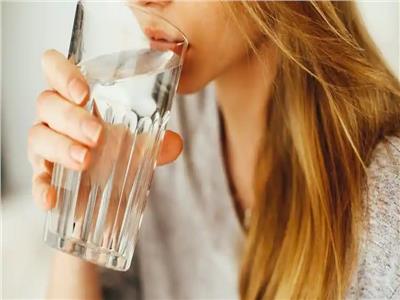 4 أضرار لشرب الماء مباشرة بعد الوجبات