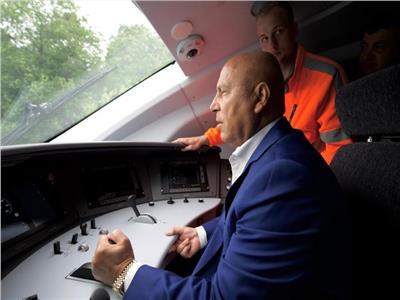 خلال زيارته لألمانيا.. وزير النقل يجري اختبار القيادة لأول قطار كهربائي سريع