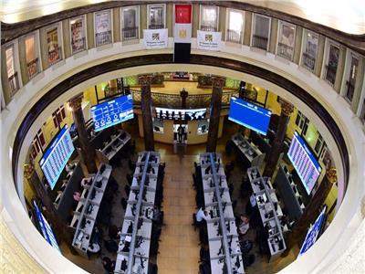 البورصة المصرية تتراجع بالمنتصف بضغوط مبيعات المتعاملين المصريين والعرب