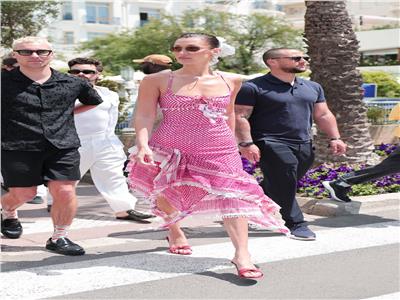 «بفستان الكوفية الفلسطينية».. بيلا حديد تدعم فلسطين في مهرجان كان