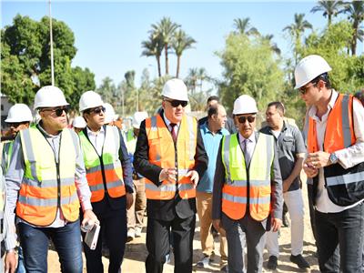 محافظ قنا يتباع أعمال تنفيذ مشروع تطوير كورنيش النيل