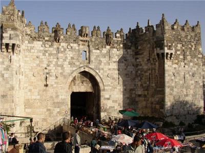 باب العامود.. قصة المكان الاستراتيجي الذي اقتحمه المستوطنون في القدس 