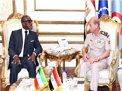 القائد العام للقوات المسلحة يلتقي النائب الأول لرئيس جمهورية غينيا الإستوائية 