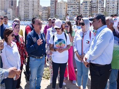 محافظ الإسكندرية يشارك المتطوعين تنظيف شاطئ سيد درويش بالأنفوشي