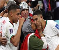 لقطة اليوم| قبلة والدة حكيمي تختف الأنظار بعد فوز المغرب على بلجيكا