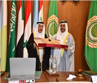 البرلمان العربي يمنح نائب رئيس الوزراء البحريني وسام «رواد التنمية»