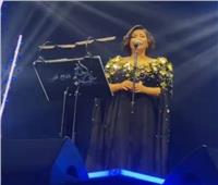 إطلالة شيرين عبد الوهاب في حفل الكويت | فيديو