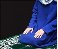 هل يجب تغطية قَدَم المرأة في الصلاة؟