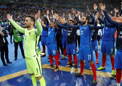 فرحة المنتخب الفرنسي عقب التأهل - صورة من رويترز