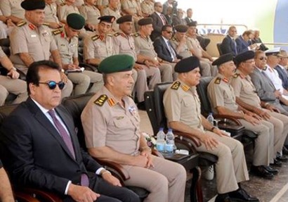 وزير الدفاع خلال حفل تخرج الدفعة 152 من كلية الضباط الاحتياط