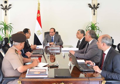 الرئيس عبد الفتاح السيسي خلال اجتماعه بـ4 وزراء وكامل الوزير 