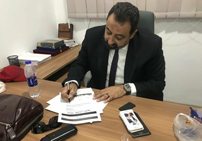 مجدي عبد الغني خلال توقيعه على الاستمارة