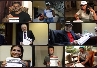 صورة مجمعة من الفنانين أثناء توقيعهم على الاستمارة