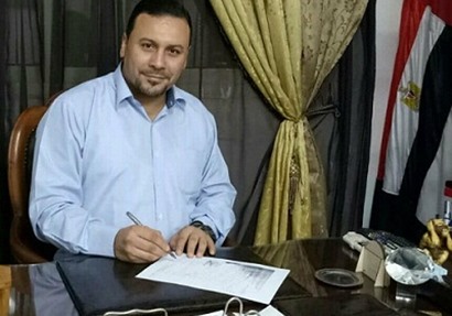 مهران خلال توقيعه استمارة حملة "علشان تبنيها" لدعم الرئيس السيسي