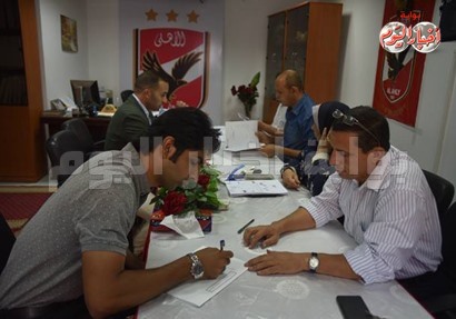 مهند مجدي أثناء تقدمه بالترشح لعضوية نادي الأهلي