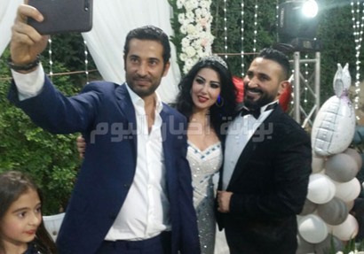 "سيلفي" عمرو سعد مع العروسين