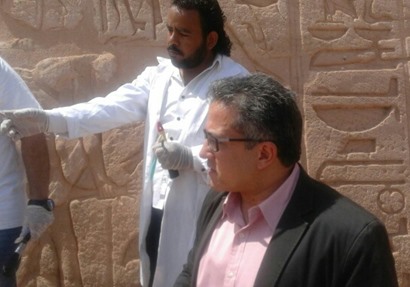 وزير الأثار خلال تفقد معبد أبو سمبل