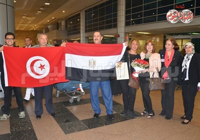بوشناق لحظة وصوله مطار القاهرة