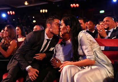 «رونالدو» يحتفل بجائزة أفضل لاعب بـ «قبلة»