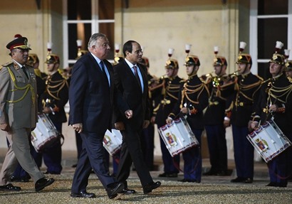 الرئيس السيسي يستعرض حرس الشرف خلال زيارته لمجلس الشيوخ الفرنسي
