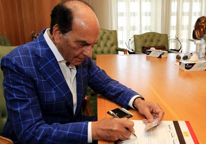 محمد فريد خميس اثناء توقيع الاستثمارة