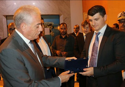  فودة يهدي القنصل العام الروسي مفتاح شرم الشيخ كهدية تذكاريه