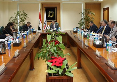 وزير الاتصالات يجتمع بأعضاء لجنة حماية حقوق مستخدمي "الاتصالات" 