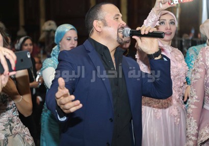 هشام  عباس يُغني خلال الحفل