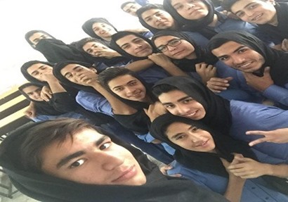 طلاب بإحدى المدارس الإيرانية بالحجاب