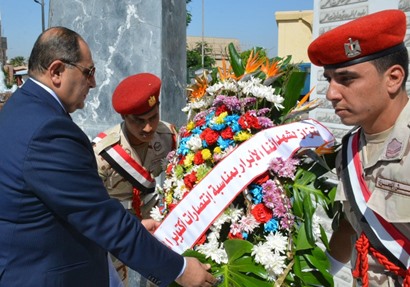 وضع إكليل من الزهور علي النصب التذكاري لشهداء أكتوبر أمام ديوان عام المحافظة