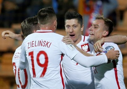 فرحة ليفاندوفسكي مع لاعبي بولندا بالفوز