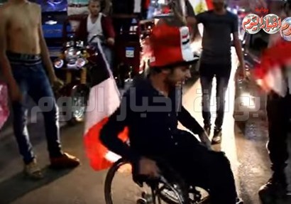 شاب قعيد يحتفل بطريقة بهلوانية بعد تأهل مصر" لكأس العالم"