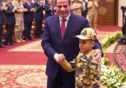 الرئيس مع نجل الشهيد أحمد منسي خلال الندوة التثقيفية