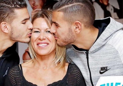 الأم مع ولديها لاعبي ريال مدريد وأتلتيكو مدريد