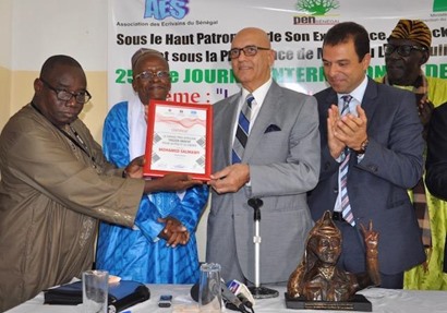 محمد سلماوى يتسلم جائزة أفريقيا من مستشار الرئيس السنغالي