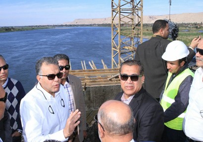 وزير النقل يتابع أعمال تنفيد محور كوبرى طما العلوى على النيل بسوهاج