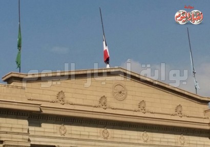 جامعة القاهرة تنكس الأعلام حدادا على شهداء الوطن