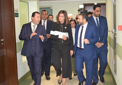 السفيرة نبيلة مكرم خلال زيارتها لمستشفى الأورمان 