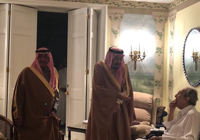 الملك سلمان يقبل يد أخيه الأمير طلال