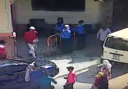 مشهد من الفيديو يظهر أمن جامعة الفيوم أثناء القيام بدورهن