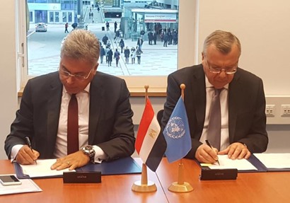الوزير محمد عرفان وممثل الامم المتحدة اثناء توقيع الاتفاقية 