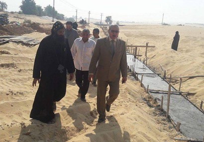 رئيس مدينة ملوي بالمنيا يتابع أعمال إنشاء سور دير أبو فانا