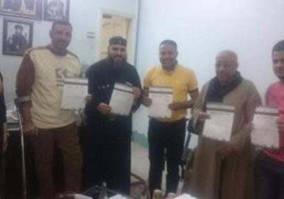 راعى كنيسة أبوفام بالمنيا يوقع على استمارة "علشان تبنيها".