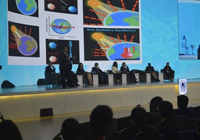 حلال جلسة نقاشية بعنوان "مستقبل تغير المناخ فى العالم